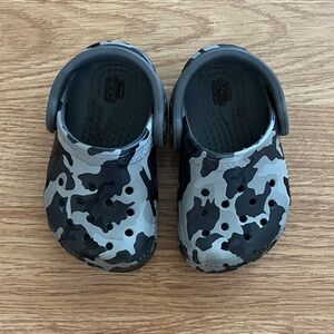 CROCS Kids Black and Gray Camouflage Clogs